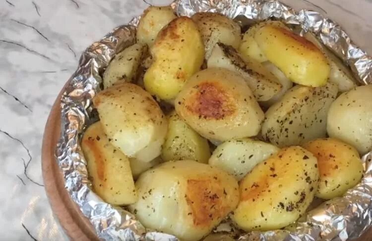 При какой температуре запечь картошку целиком. Картошка в фольге в духовке. дольки картошки на фольге в духовке. картошка дольками в духовке с корочкой. картошка в фольге в духовке целиком.
