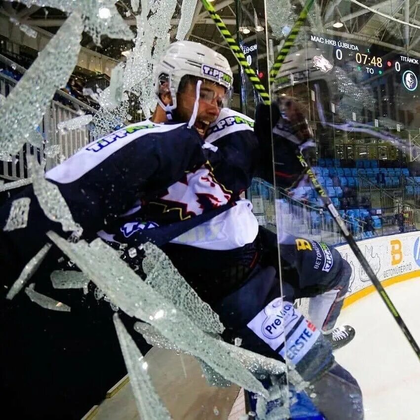 Разбился хоккеист. Силовой прием в хоккее. Разбитое стекло в хоккее. Хоккеист врезался в борт.