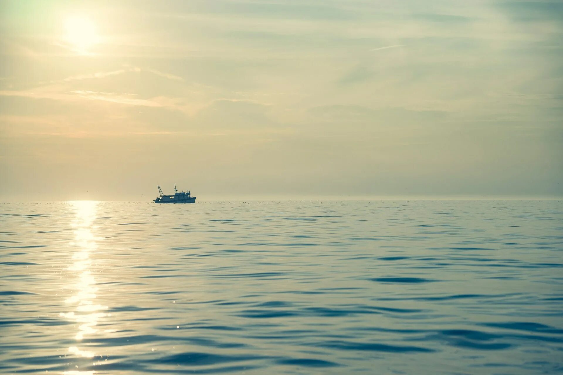 Белеет вдали. Корабль на горизонте. корабль вдалеке. море вдали. море вдалеке.