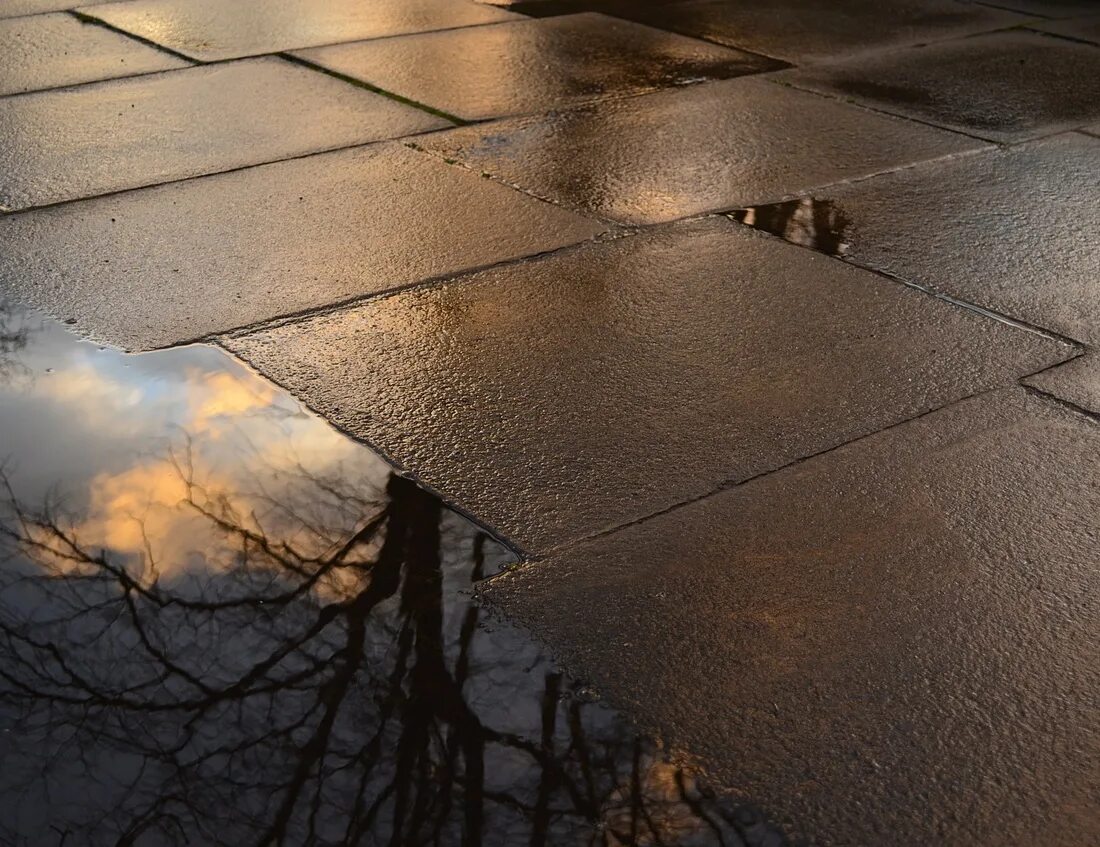 Каменная брусчатка. Мокрый тротуар. Мокрая дорога. Лужи на тротуаре. Брусчатка прага.