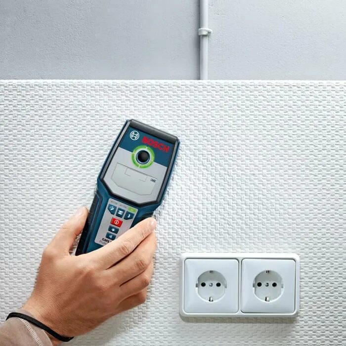 Найти проводку в стене смартфоном. Детектор bosch gms 100 m. прибор бош для обнаружения проводки в стене. детектор скрытой проводки бош.