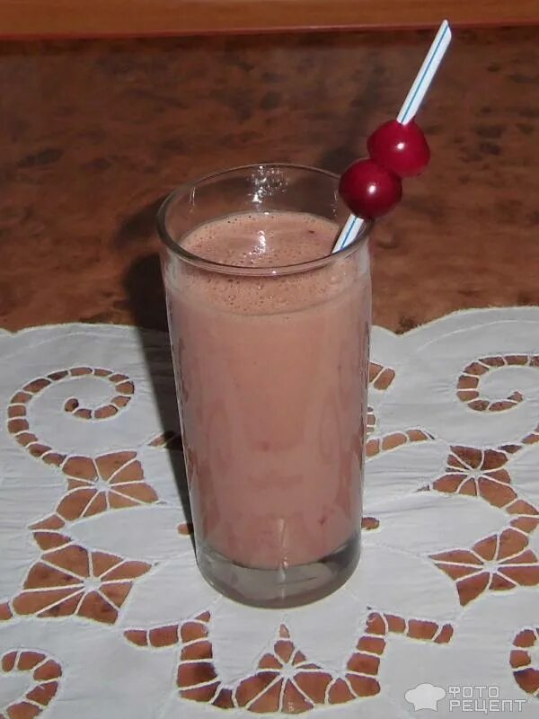 шоколадный коктейль в домашних условиях. банановый смузи с шоколадом. молочные коктейли в блендере. шоколадно молочный коктейль в блендере. молочный смузи с шоколадом.