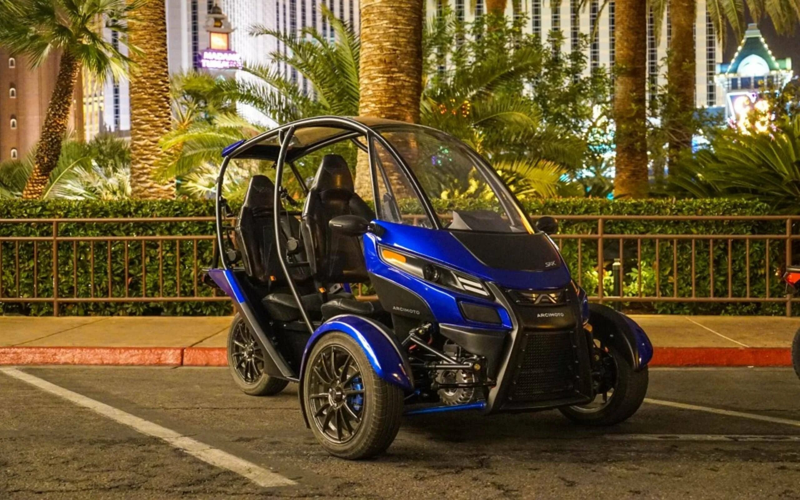 Трицикл Arcimoto SRK. Lifan скутер-трицикл бензиновый с кабиной. Грузовой электрический трицикл с кабиной силач-500 1000w 45ah. Электроскутер 4 колесный с кабиной 2 местный. Купить двухместный трехколесный