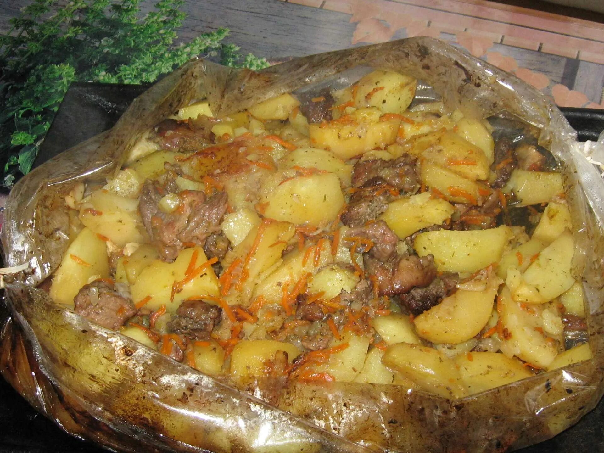 Видео рецепт картошки с мясом. Свинина с картошкой в духовке. Мясо с картофелем в рукаве. Говядина с картошкой в духовке. Картошка с мясом в духовке.