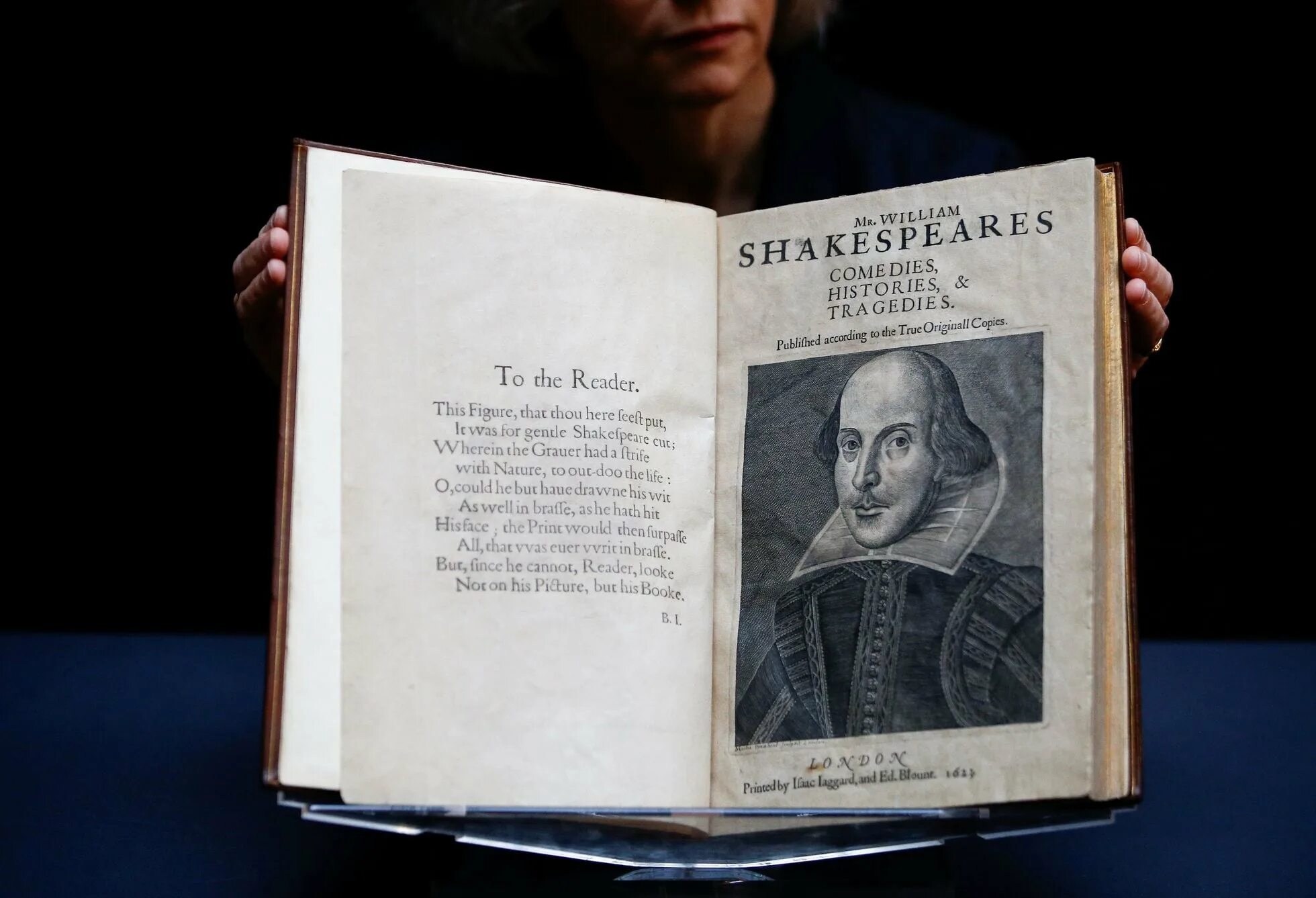 Шекспир книжная выставка в библиотеке. Шекспир портрет Фолио. Вильям Шекспир пьесы. Портрет Шекспира из первого Фолио. Первая книга Шекспира.