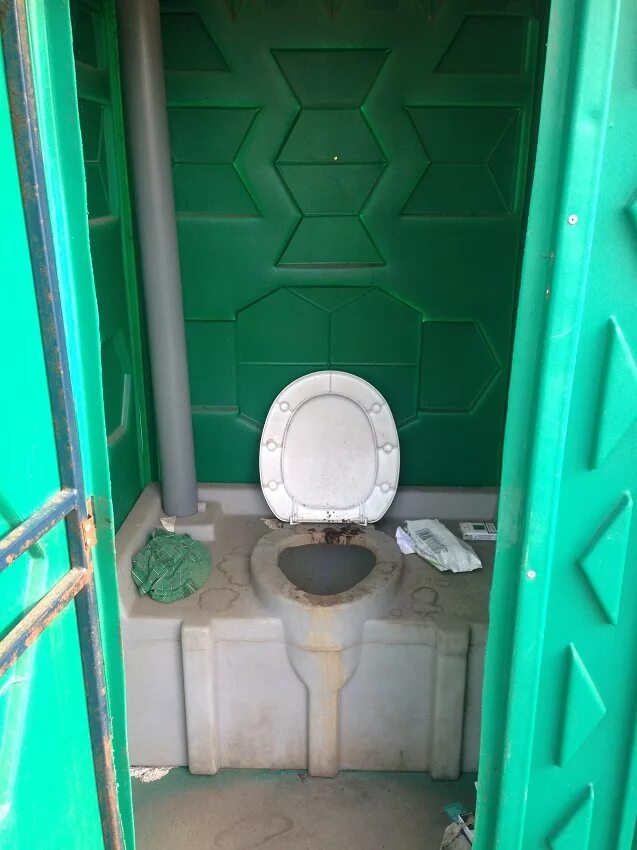 Скрытые туалет улица. Туалет. Кабинка туалета внутри. Унитаз в кабинке. Здание туалета.