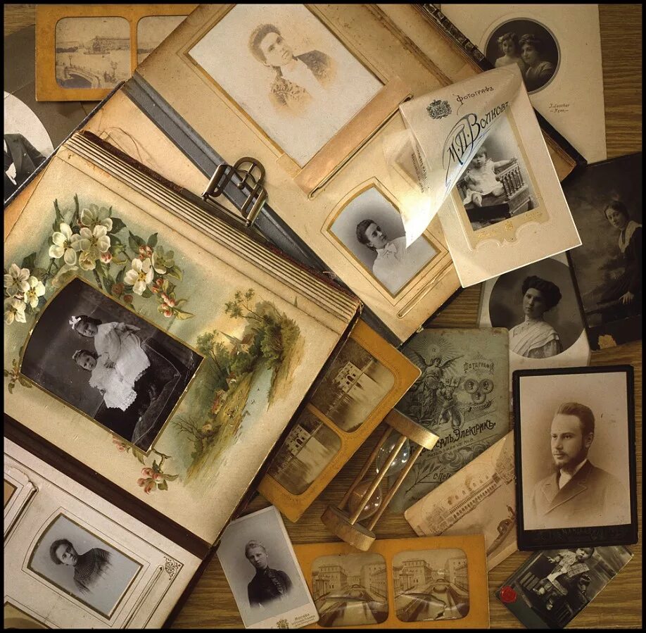 Включи старые альбомы. Включи старые альбомы. Старинный альбом для фотографий. Старый фотоальбом вертикальный. Старый фотоальбом.