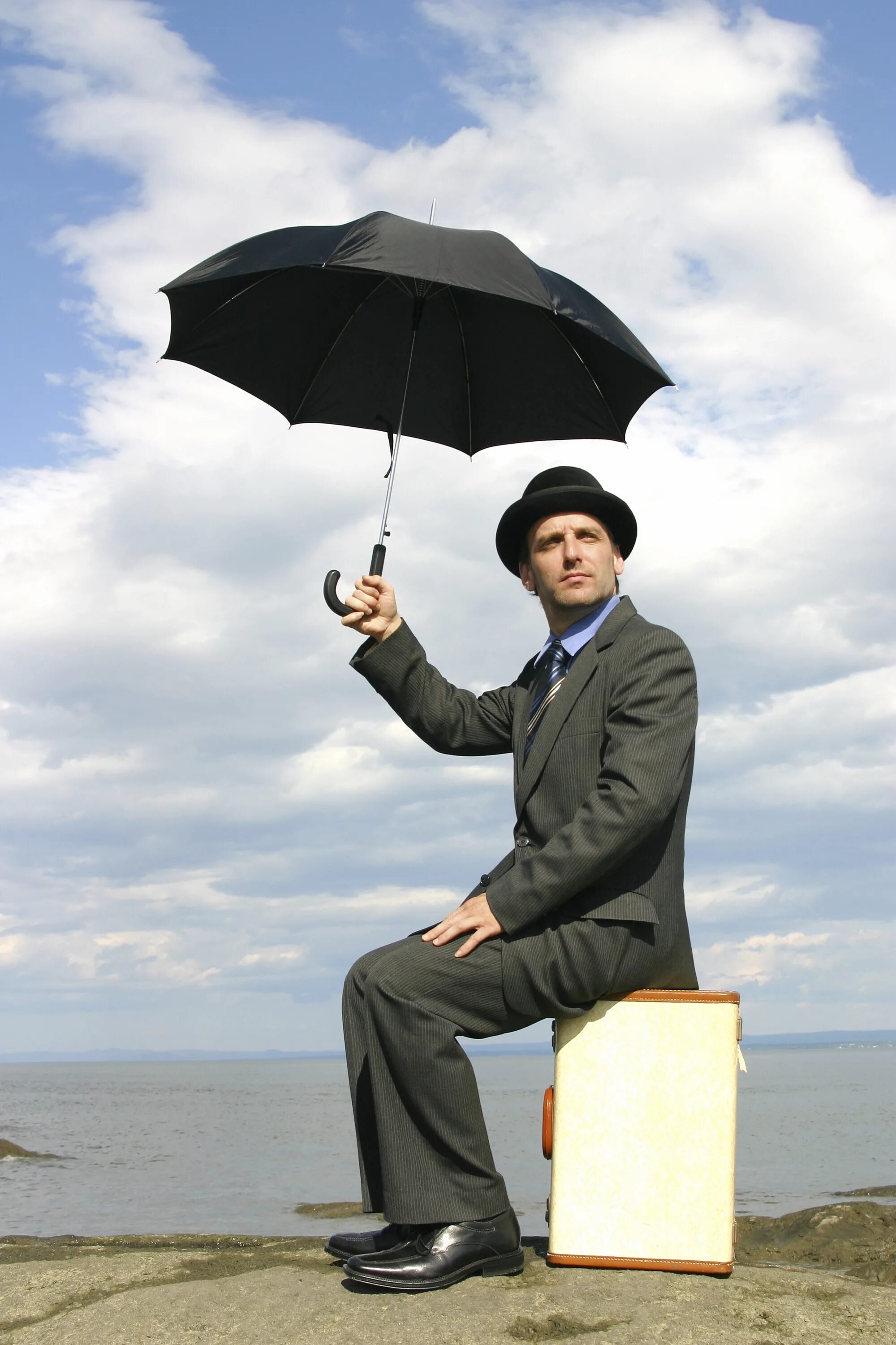 Мужчина с зонтом. Парень с зонтом. Человек под зонтом.