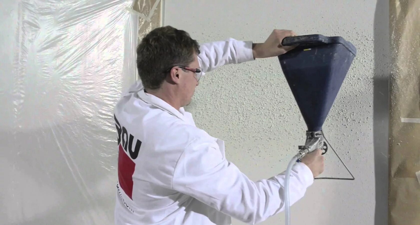 оштукатуривание фасада. технологии нанесения штукатурки. хоппер ковш для шпаклевки. шпатель для нанесения декоративной штукатурки. фактурная шпаклевка короед.