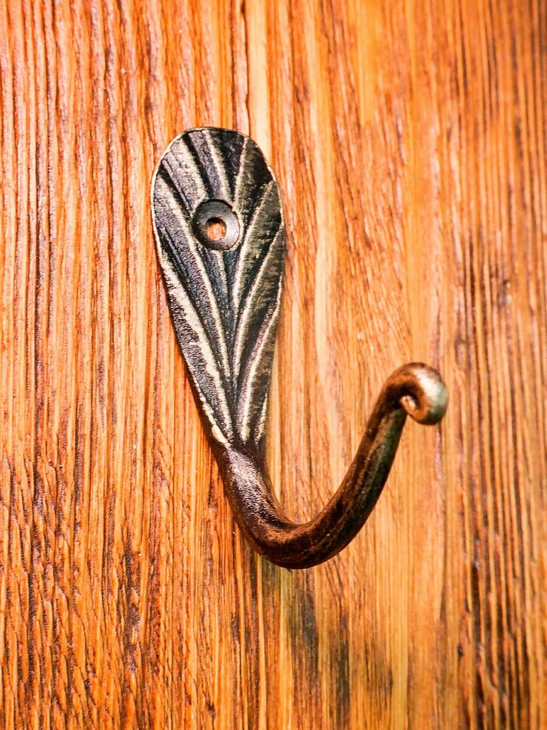 кованые крючки для одежды.