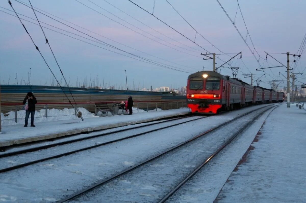 Электропоезд другой. Электричка в Пашино Новосибирск. Поезд электричка. Станции электричек. Пригородный поезд Содружество.