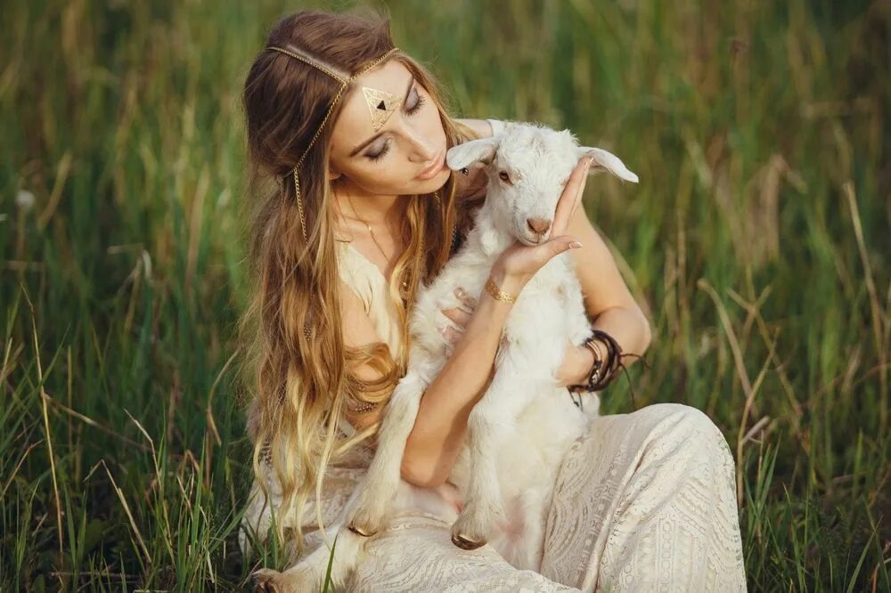 Козленком девушка. Девушка с козленком. козочка девушка. фотосессия с козой. девочка с козочкой.
