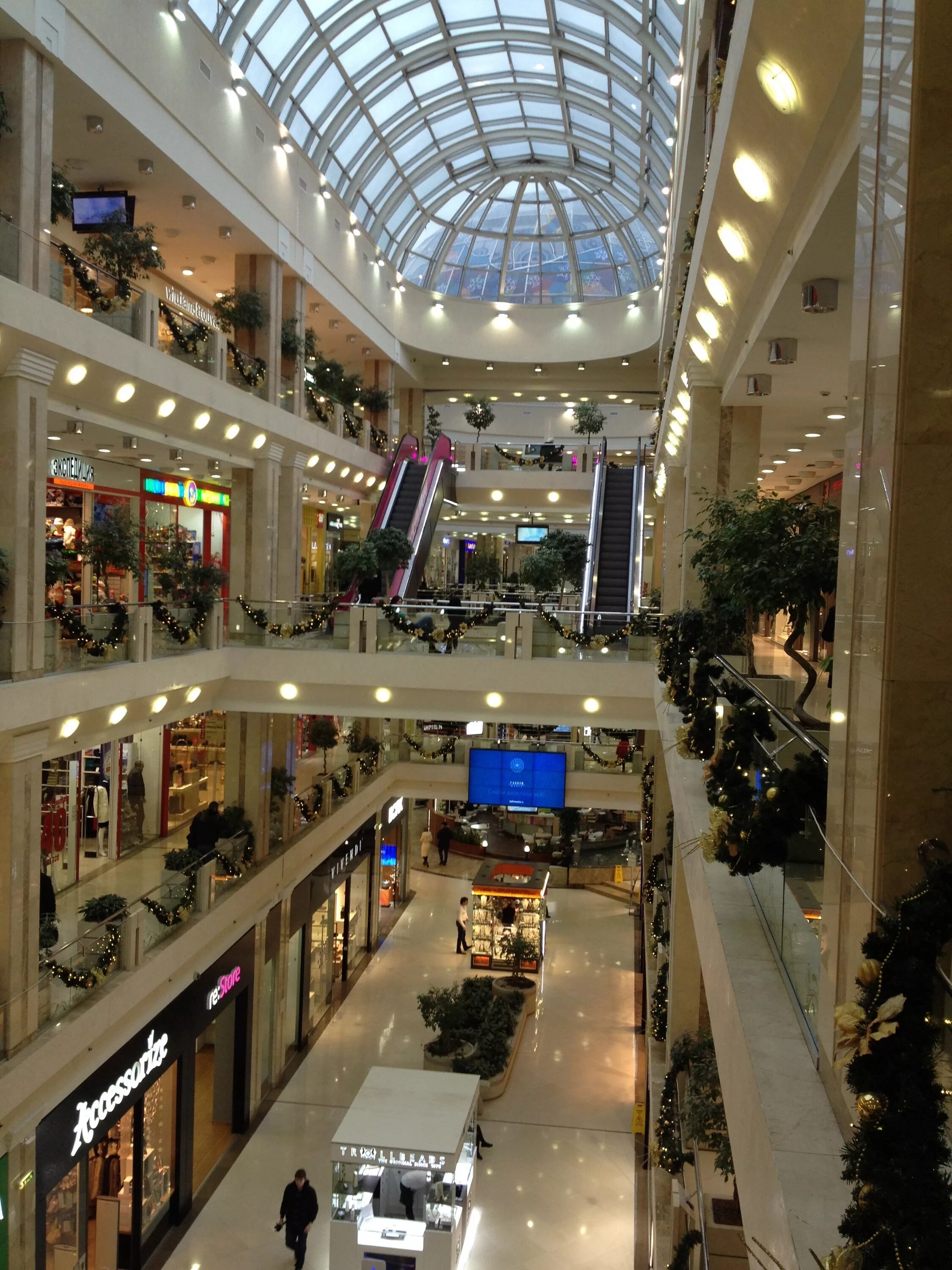 Какой в москве самый большой торговый центр. ТЦ Ереван Плаза метро. Метро Тульская торговый центр Ереван Плаза. Ереван Плаза Стамбул. Большой торговый центр.