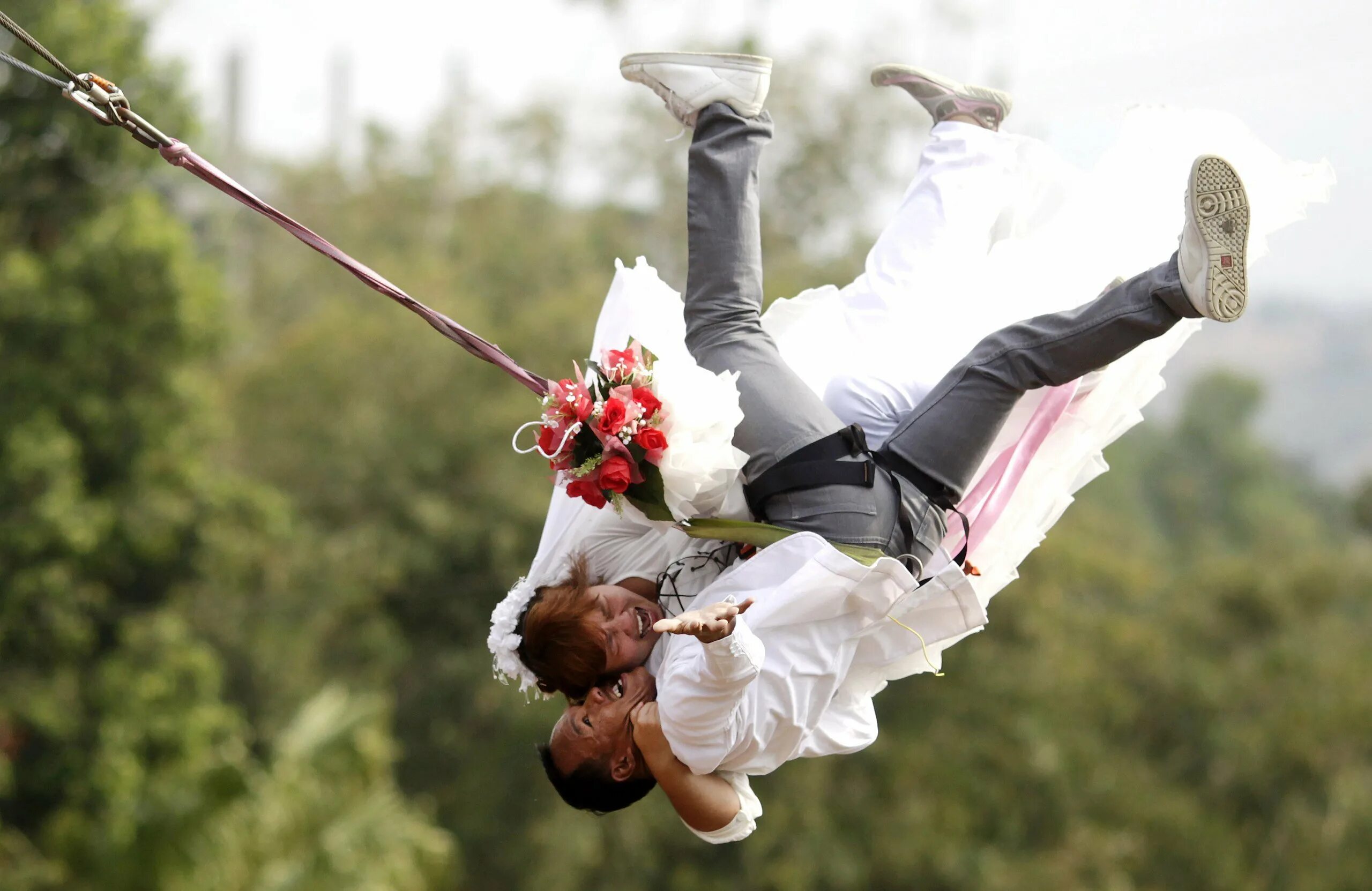Человек который никогда не женится. Жених и невеста в прыжке. Необычные свадьбы. Самые необычные свадьбы. Свадьба с парашютом.
