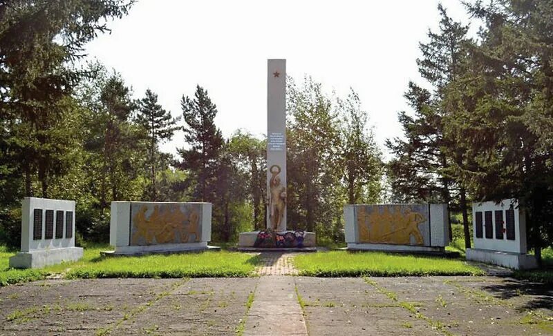 Ивановка Амурская область Ивановский район. Памятник в Ивановке Амурская область. Памятник воинам в Ивановке Амурской области. Ивановка Амурская область Ивановский район памятники.