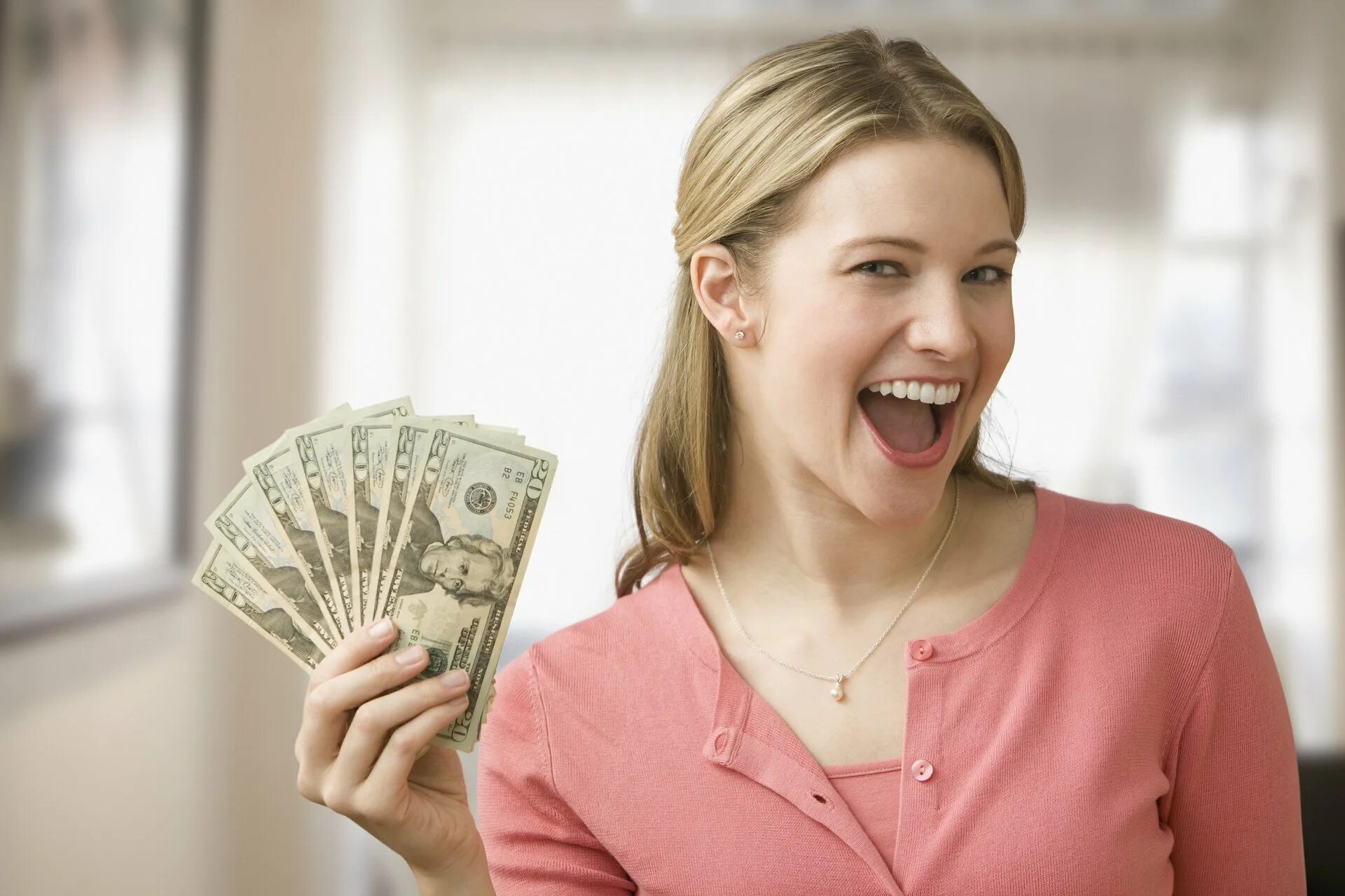 Sharing earn. Деньги в руках женщины. Женщина с деньгами рубли. Девушка в долгах. Успешный человек женщина с деньгами.