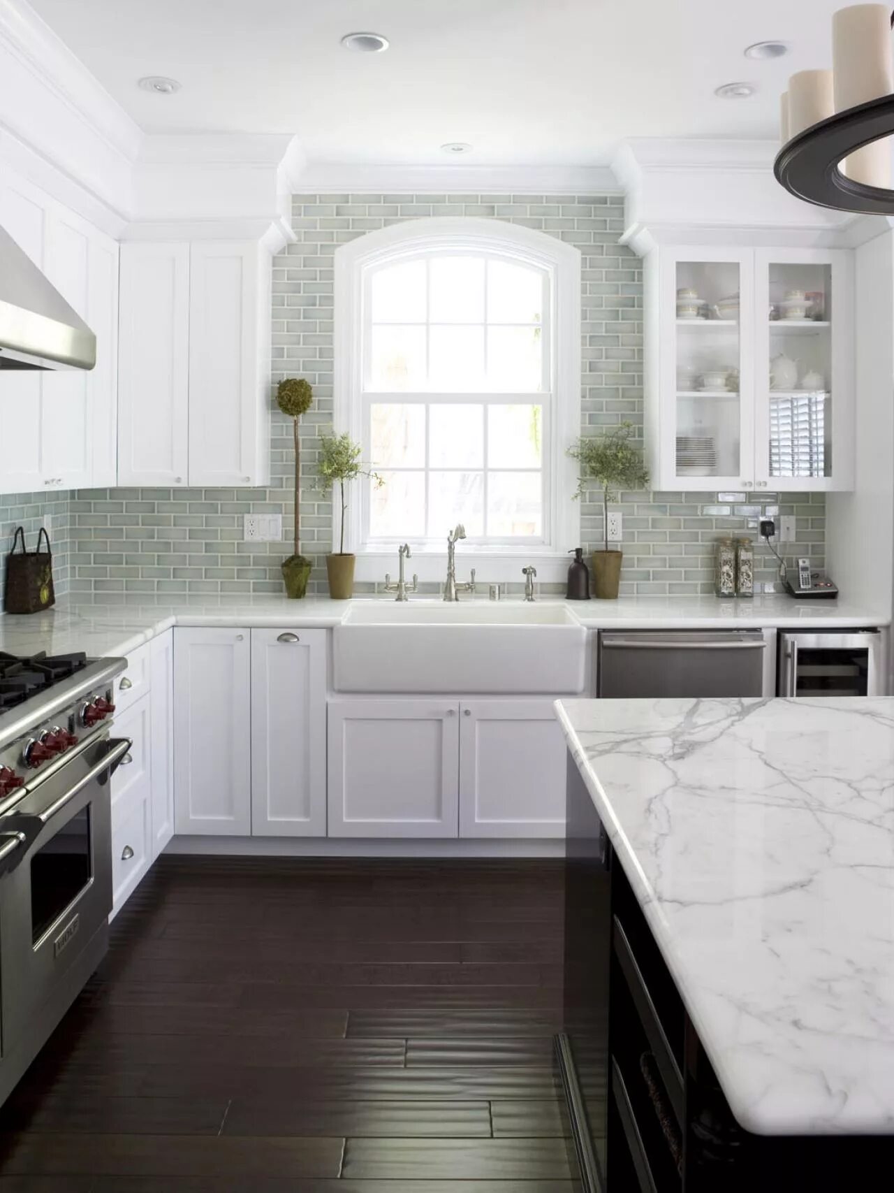White kitchen. Белая кухня в интерьере. Дизайн белой кухни. Кухня в белом стиле. Интерьер кухни в белом цвете.