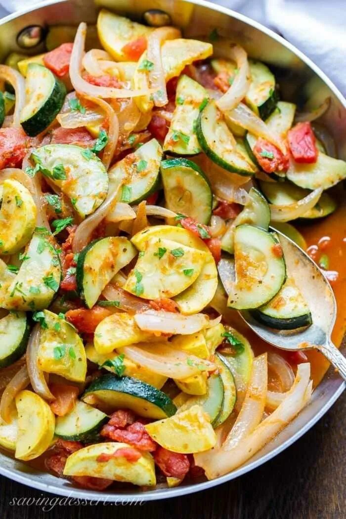 Вкусный кабачок с овощами на сковороде
