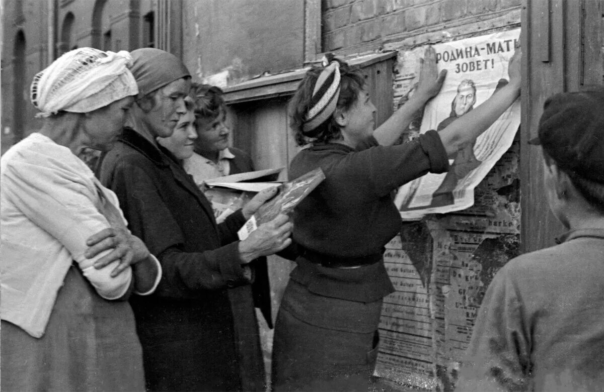 Конец мирной жизни. 22 июня 1941 кадры. Счастливые советские люди. Встреча победителей на белорусском вокзале 1945 год. Кадры победы 1945.