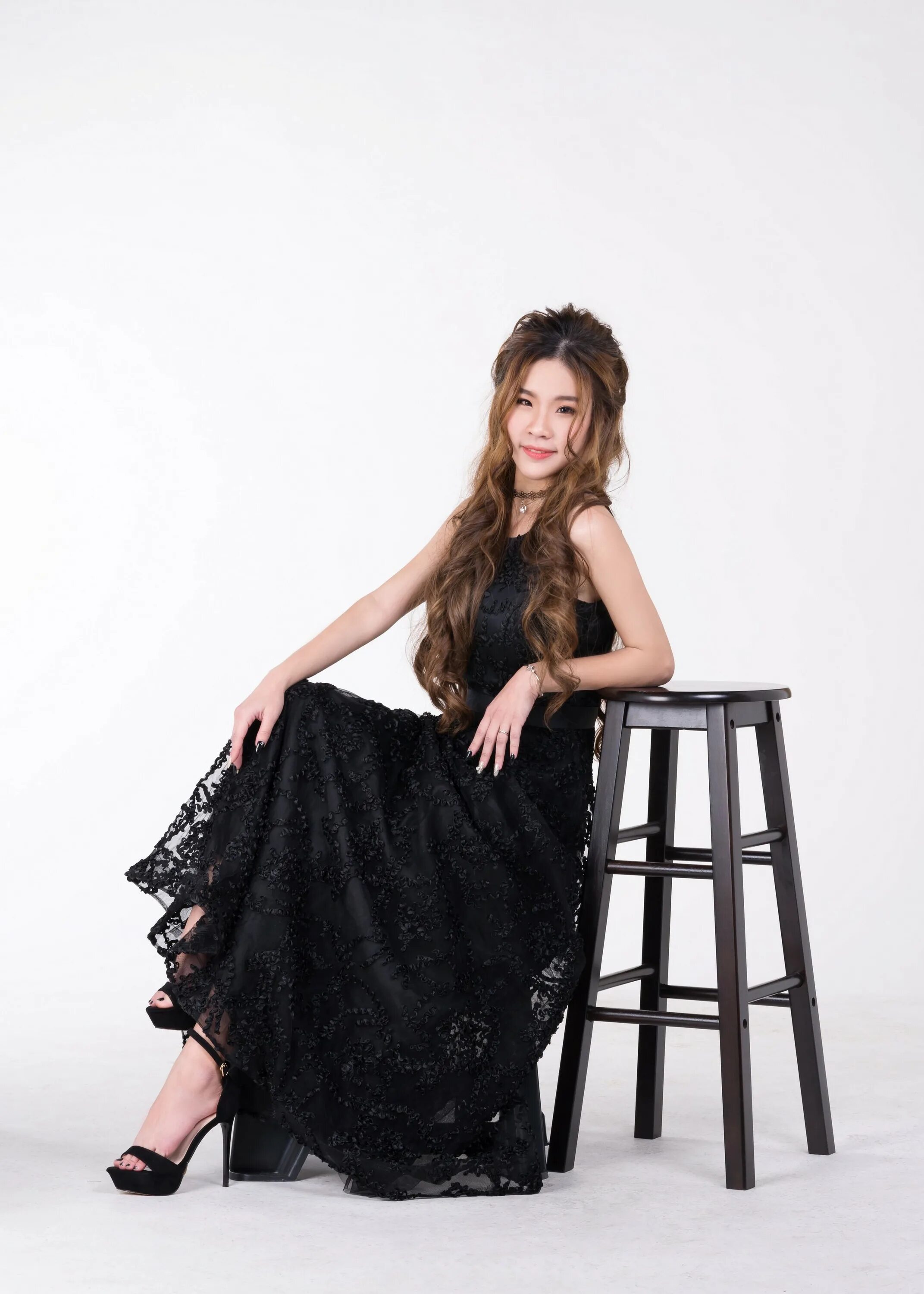 Платье стул. Платье стул. Женщина в кресле. Лет. Hailey baldwin photoshoot.