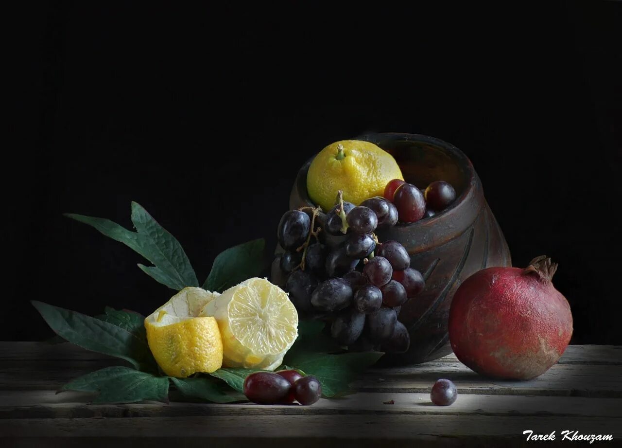 Натюрморт с фруктами. Натюрморт с виноградом. Натюрморт на темном фоне. Натюрморт с лимоном.