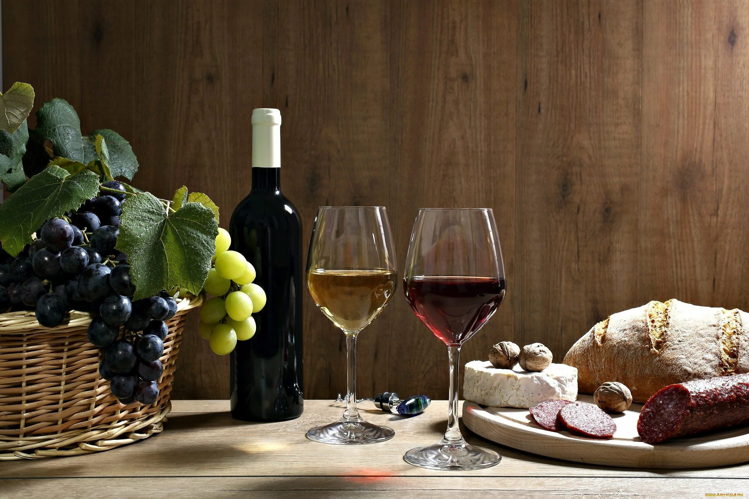 Вино красивые фото. Вино. Вино на столе. Бокал с вином. Винная композиция.