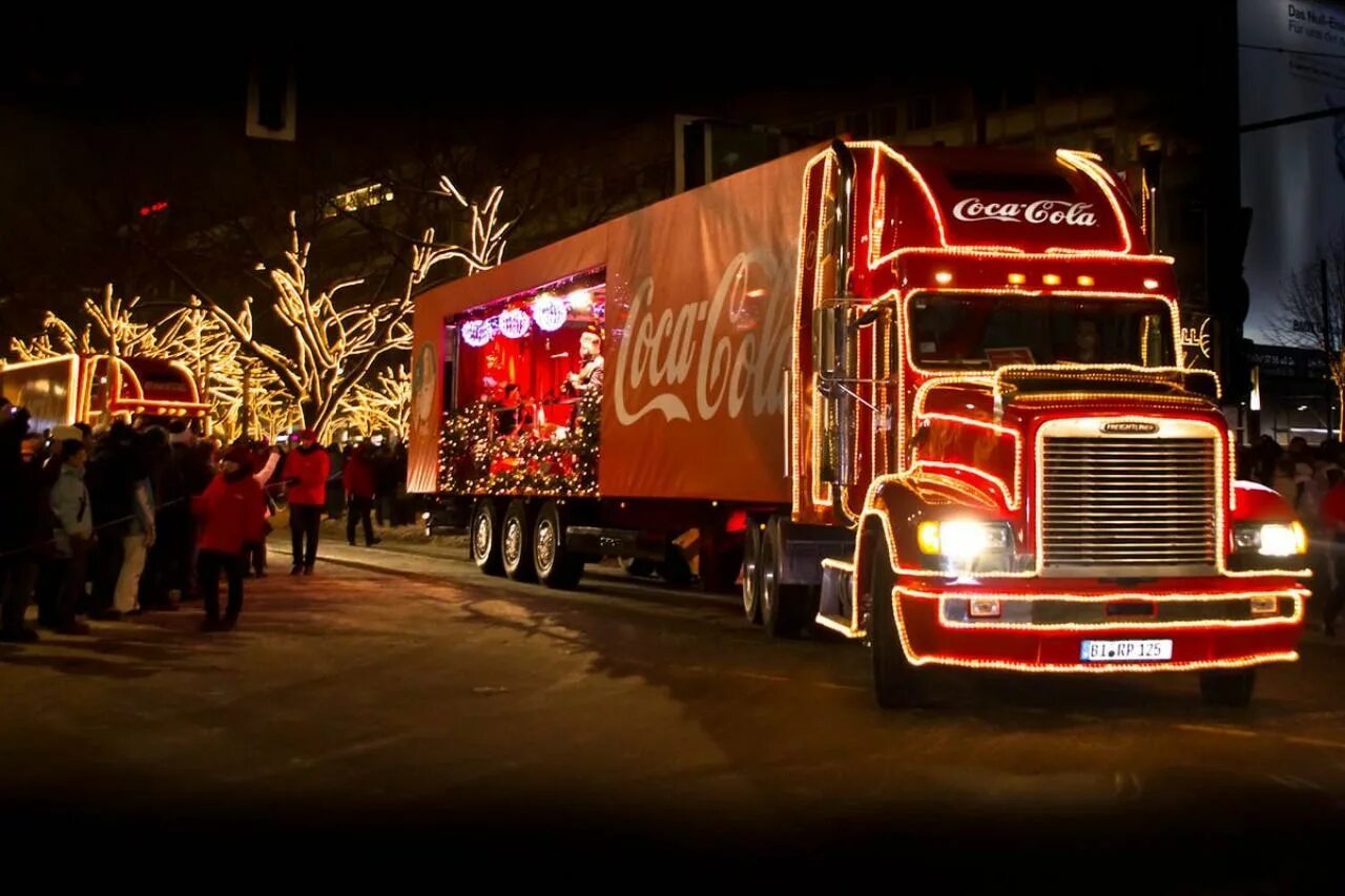 Автопоезд Кока кола новогодний. Freightliner грузовик Coca Cola. Рождественский грузовик Кока кола. Красный грузовик Coca Cola.