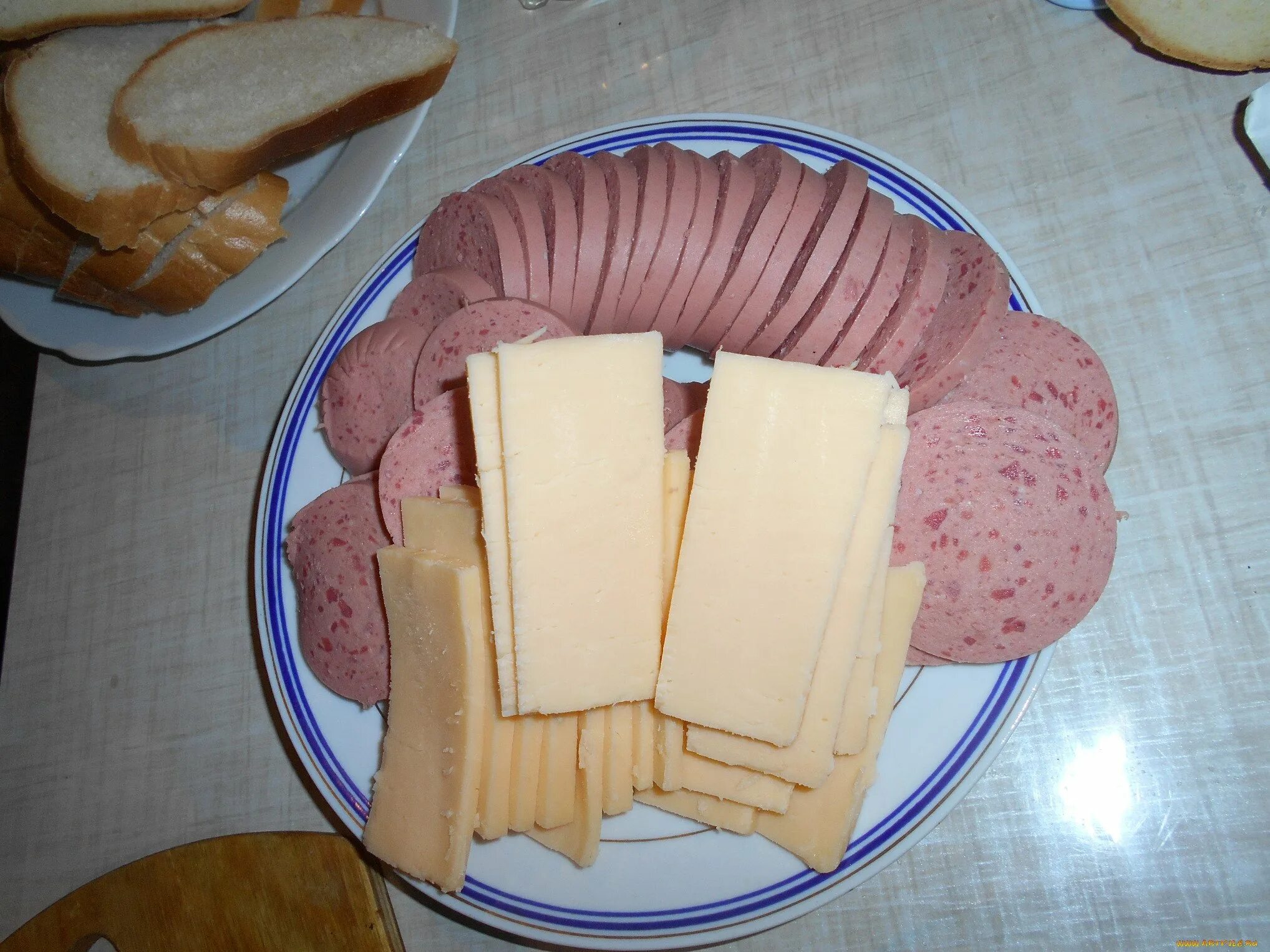 Колбаса с сыром дома. Нарезка колбаса сыр на бутерброды. нарезка сыра для бутербродов. хлеб колбаса сыр. сыр нарезка на хлебе.