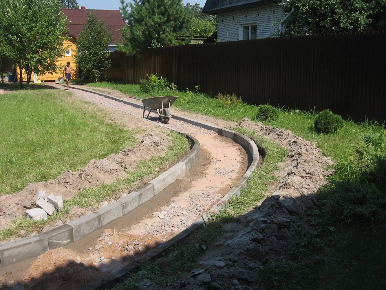 парк коломенское декинг дорожка. бетонные садовые дорожки. проницаемое мощение улиц. каменная дорожка в саду. край дорожки.
