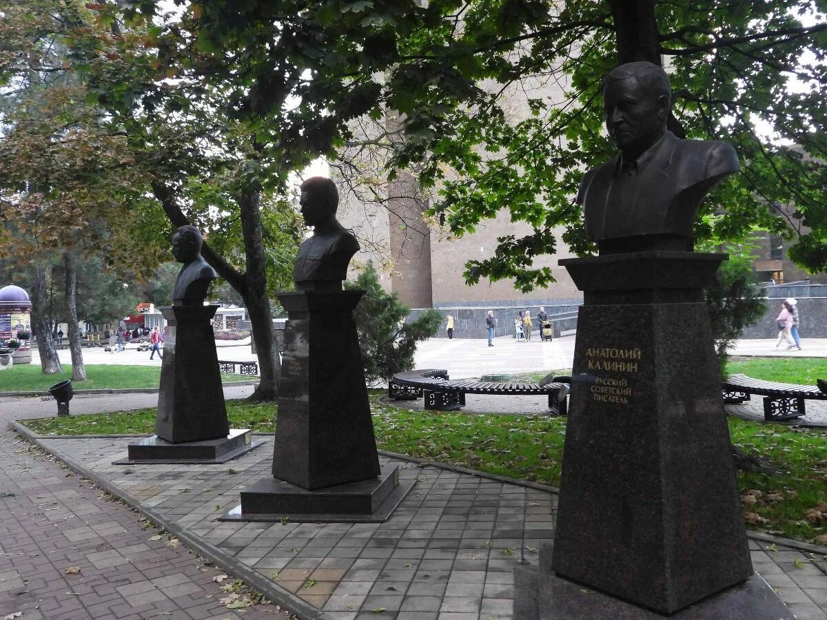 Пушкинская аллея ростов на дону. Сквер пушкина ростов на дону. Пушкинский дон. Ул пушкинская ростов на дону. Памятники ростова на дону на пушкинской.