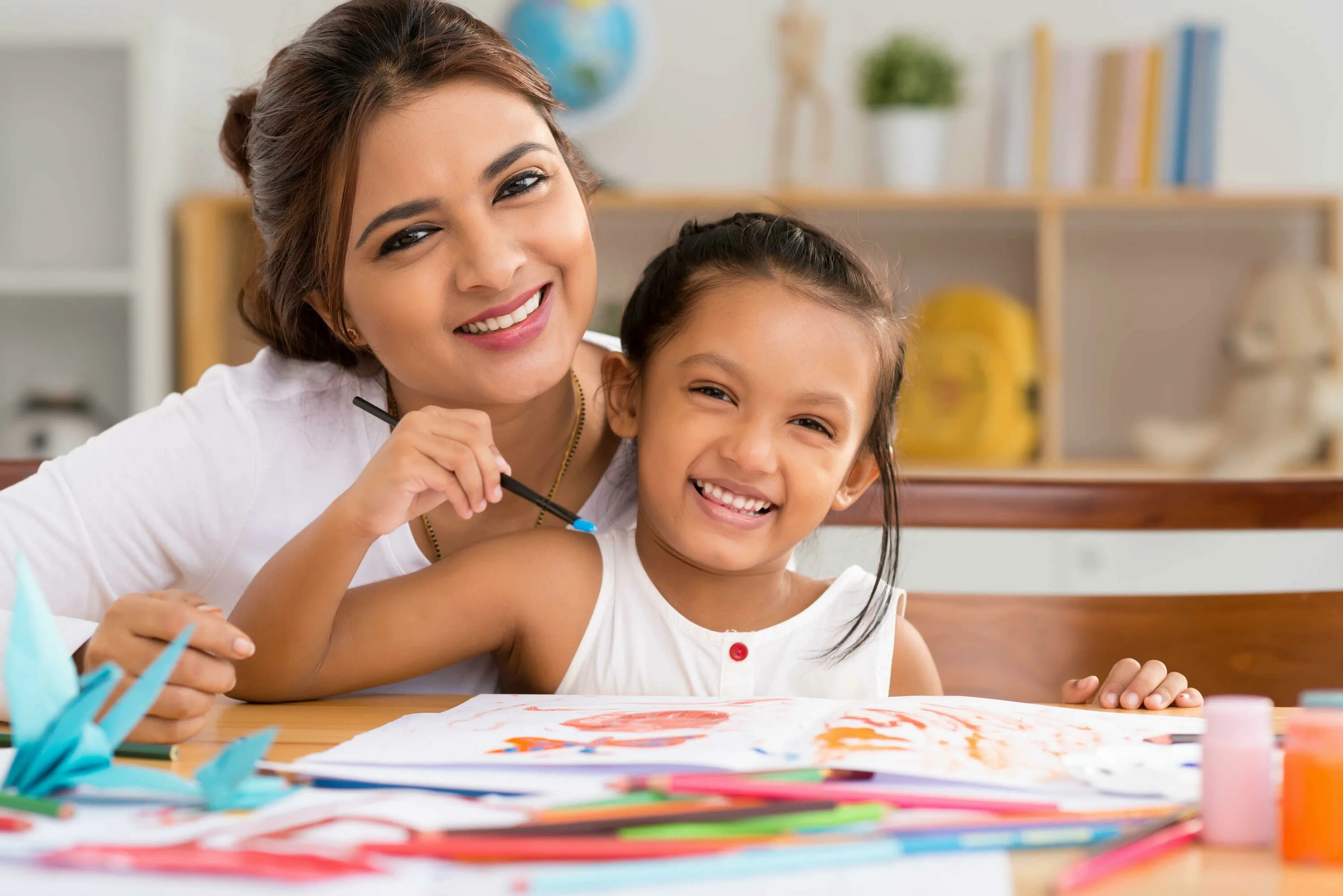 I teach children. Счастливый ребенок. Parent and child картина. Счастливая мама счастливый ребенок. Мама с ребенком готовятся к школе.