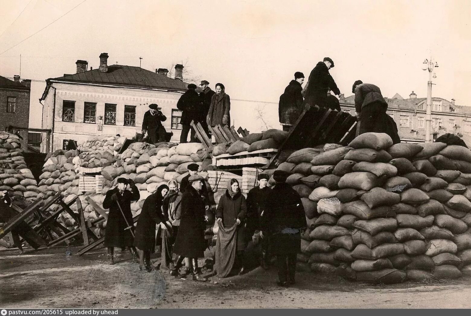 Москва военное время. Баррикады в Москве 1941. Баррикады на улицах Москвы 1941. 1941 Москва Военная оборона. Баррикады в Москве 1941 года фото.