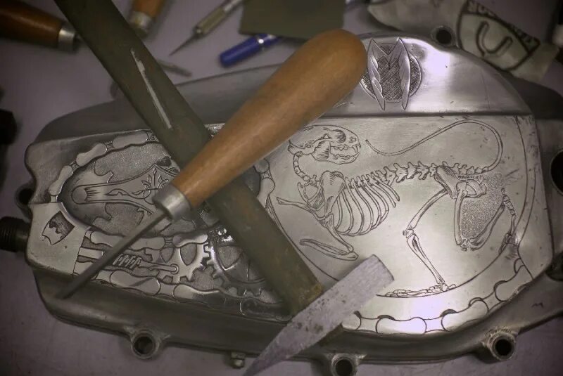 пневмоштихель grs. гравировка штихелем гравер. резьба штихелем по металлу. ручная гравировка. узоры на металле.