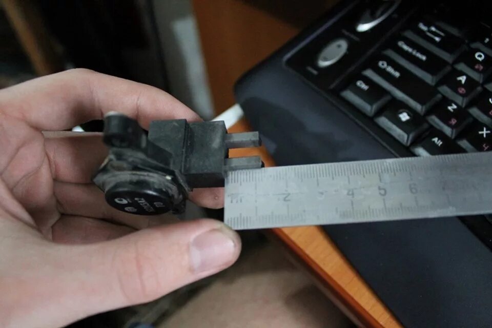 Щётки генератора ваз 2114. Щетка генератора bosch 6x4x17,5 010651 ika. Укажите минимальную высоту щеток генератора. Щетки генератора гранта 8 кл. Щетки генератора ваз размеры.