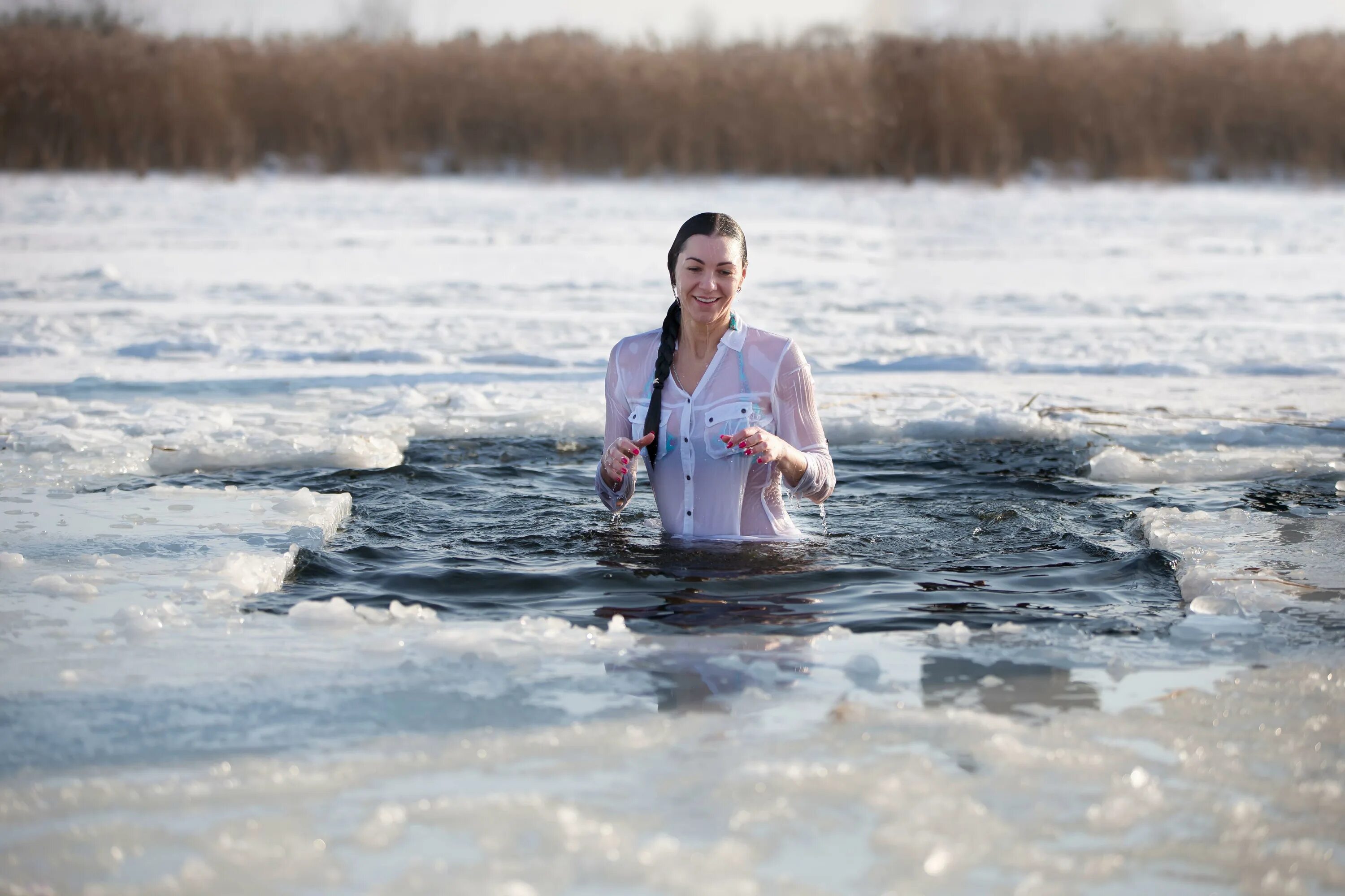 Крещение Господне в Иордане. Крещенские купания. Женщины купаются. Женщины в проруби. Утро 19 января