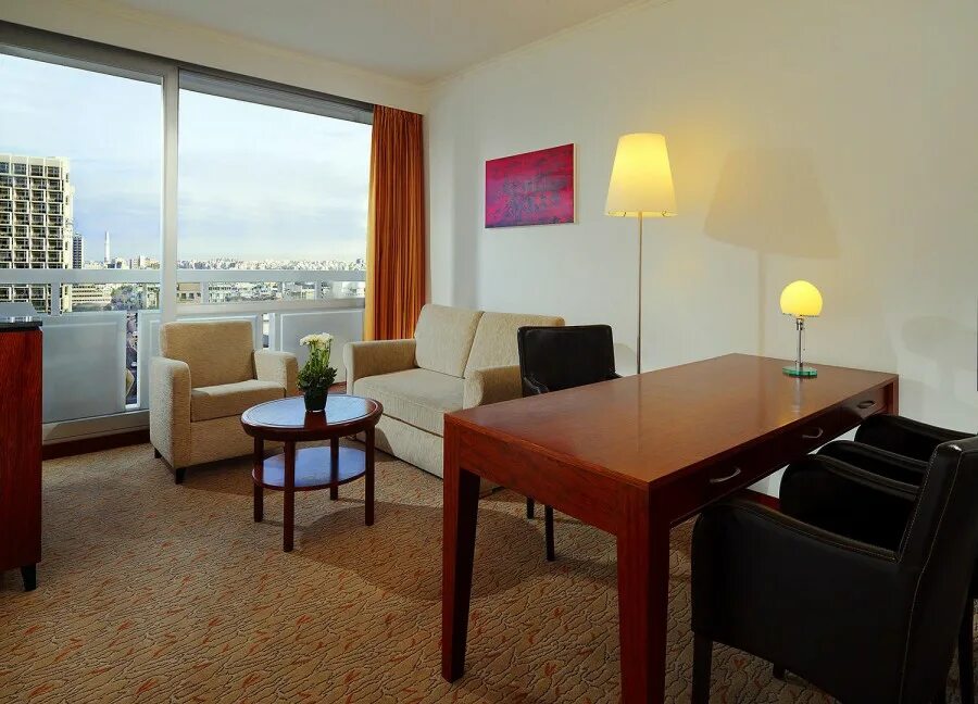 Тель авив отели. Тель-авив номер в отеле. Номер тель авив. Savoy tel aviv. Гостиница шератон тель авив.