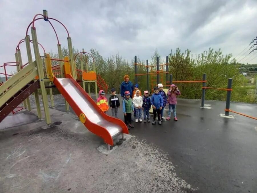 Открыл новую детскую площадку