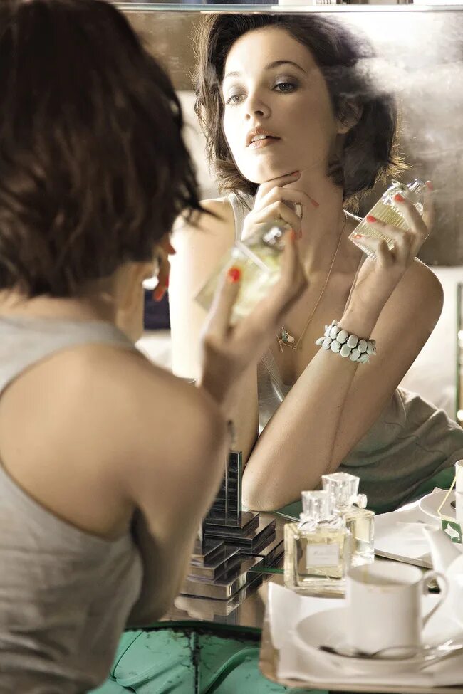 Фотосессия мужская с духами. Фотосессия мужская с духами. Мужчина с духами. Парень с парфюмом. Нюхает одеколон.