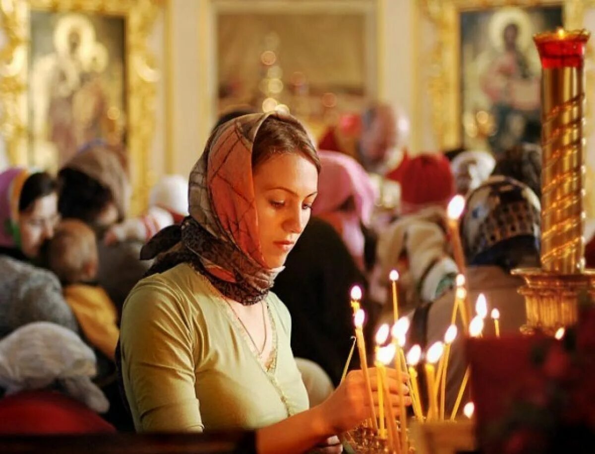 Контакты верующего человека. Женщина в храме. Православная женщина в храме. Православная девушка в храме. Девушка молится в православном храме.