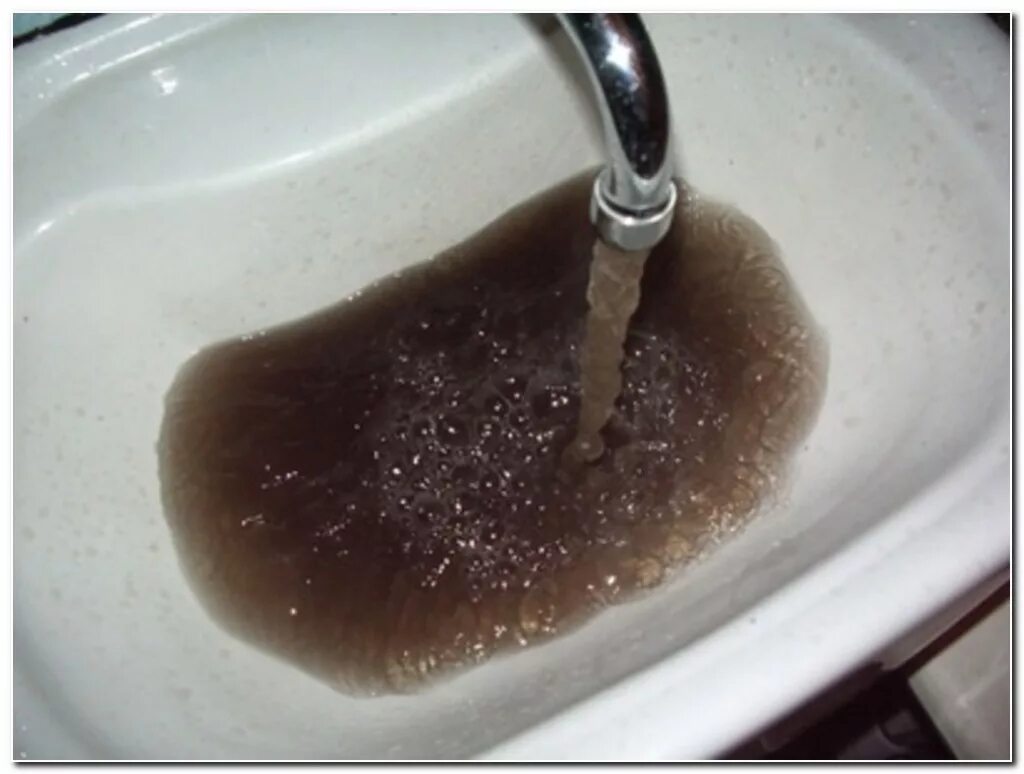 Грязная вода из крана. Плохая вода. Водопроводная вода грязная. Грязная вода из водопровода.
