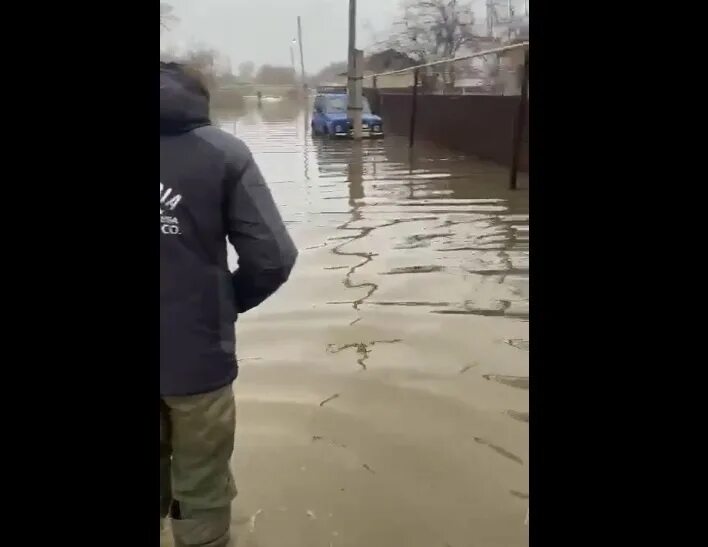 Какие районы затопило в оренбурге. Паводок Оренбург. Половодье в Первомайске. Разлив реки. Река разлилась.