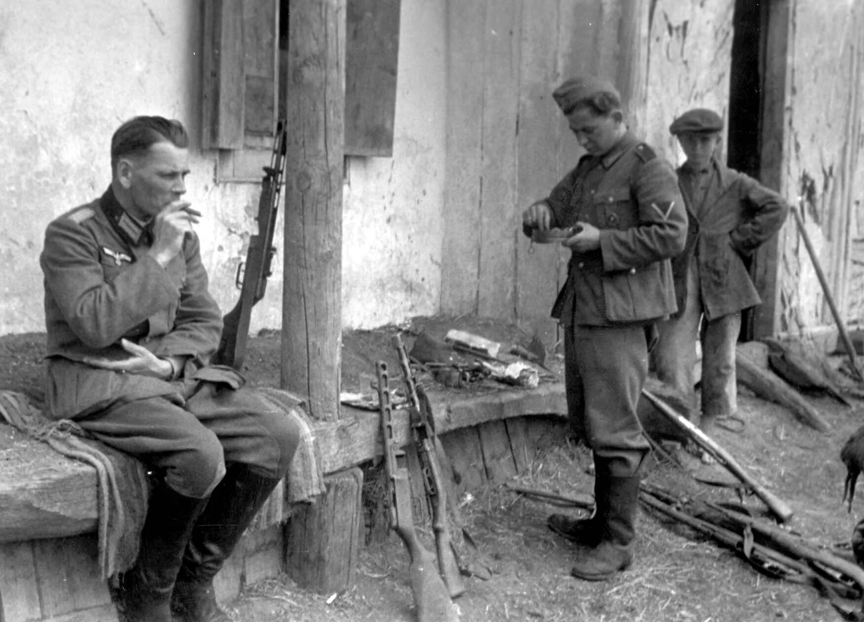 Традиции во время войны. Советская деревня глазами Солдатов вермахта. Солдаты вермахта в Советской деревне. Солдаты вермахта в деревне.