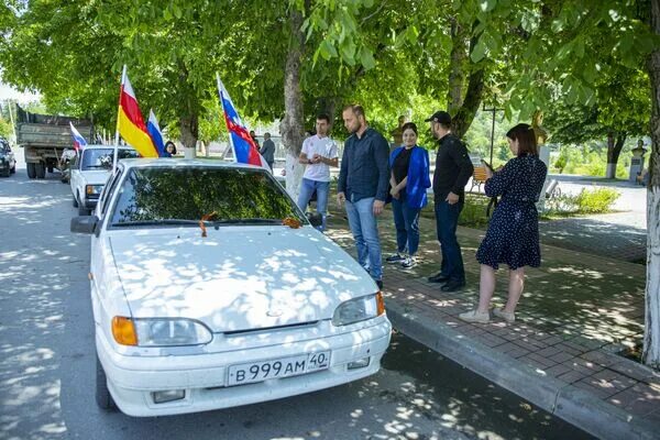 Автопробег в честь дня России. Автопробег 12 июня. Греция автопробег. Машина ТТ В Южной Осетии желтого цвета вицхинвале. Южная осетия поддержала