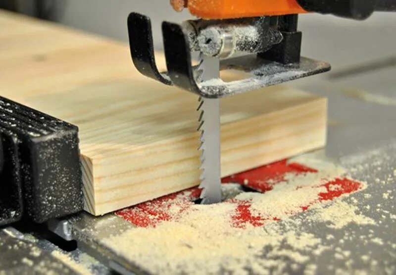Стол для электролобзика. Распил брусков. Пиломатериал на пилораме. Распиловка пиломатериалов. Распил досок.