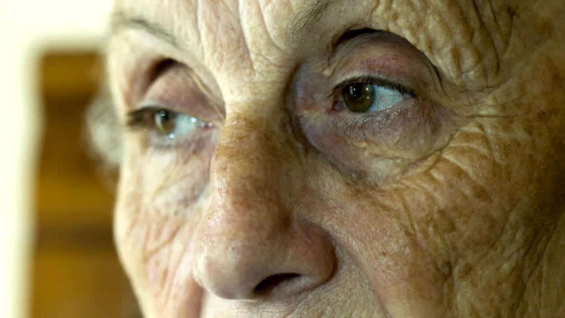 Старые глазки. Грустная бабушка. Глаз пожилого человека крупно. Глаза старика фото.