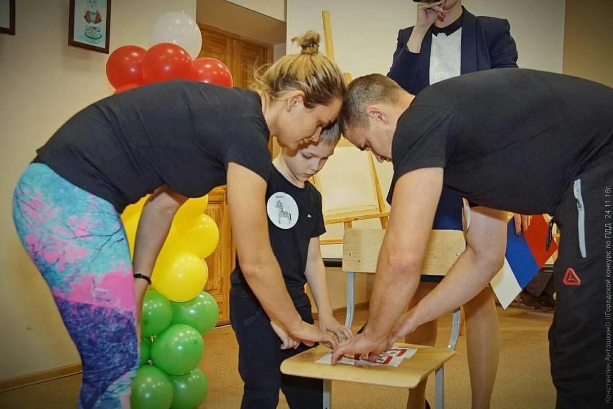 Конкурсы веселые для взрослых и детей. Тимбилдинг. Необычный тимбилдинг. Конкурсно – игровая программа семья фото. Игра в настольные игры.