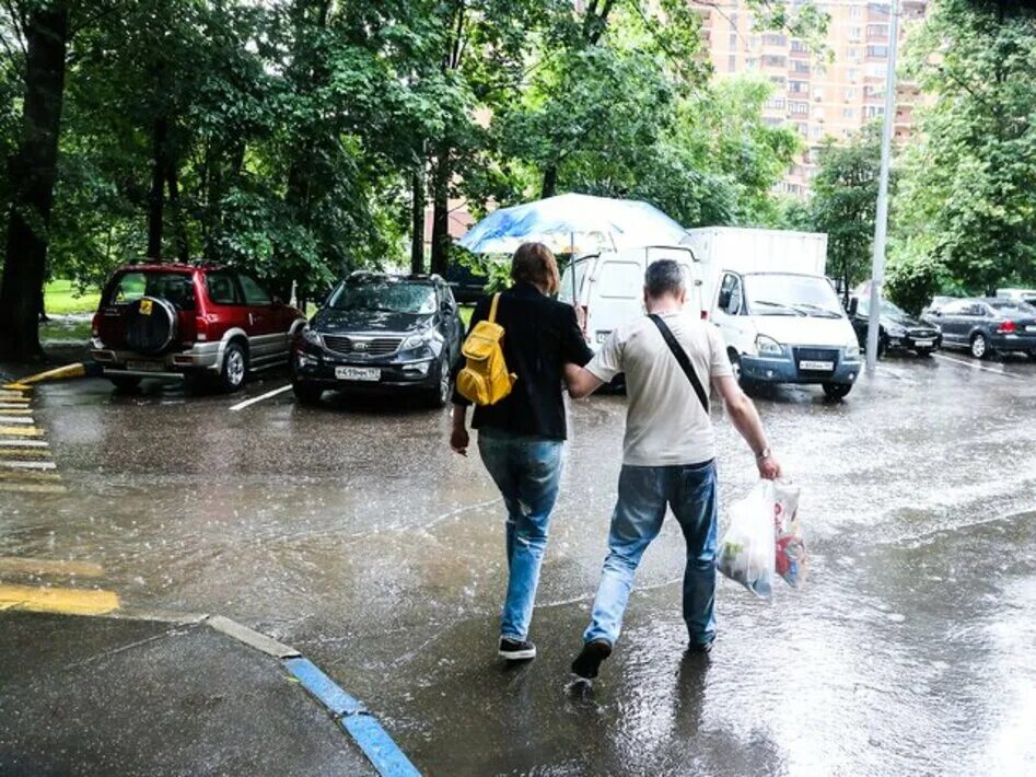 Летний дождь в Москве. Теплый ливень. Москва после дождя. Теплая погода.