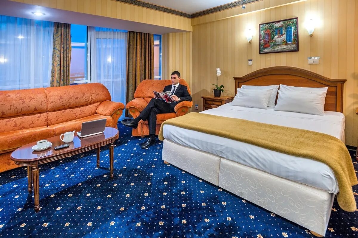 гостиница волга делюкс. отель браво самара. гостиничный номер люкс. номер люкс в гостинице. отель превысоков песчаное.