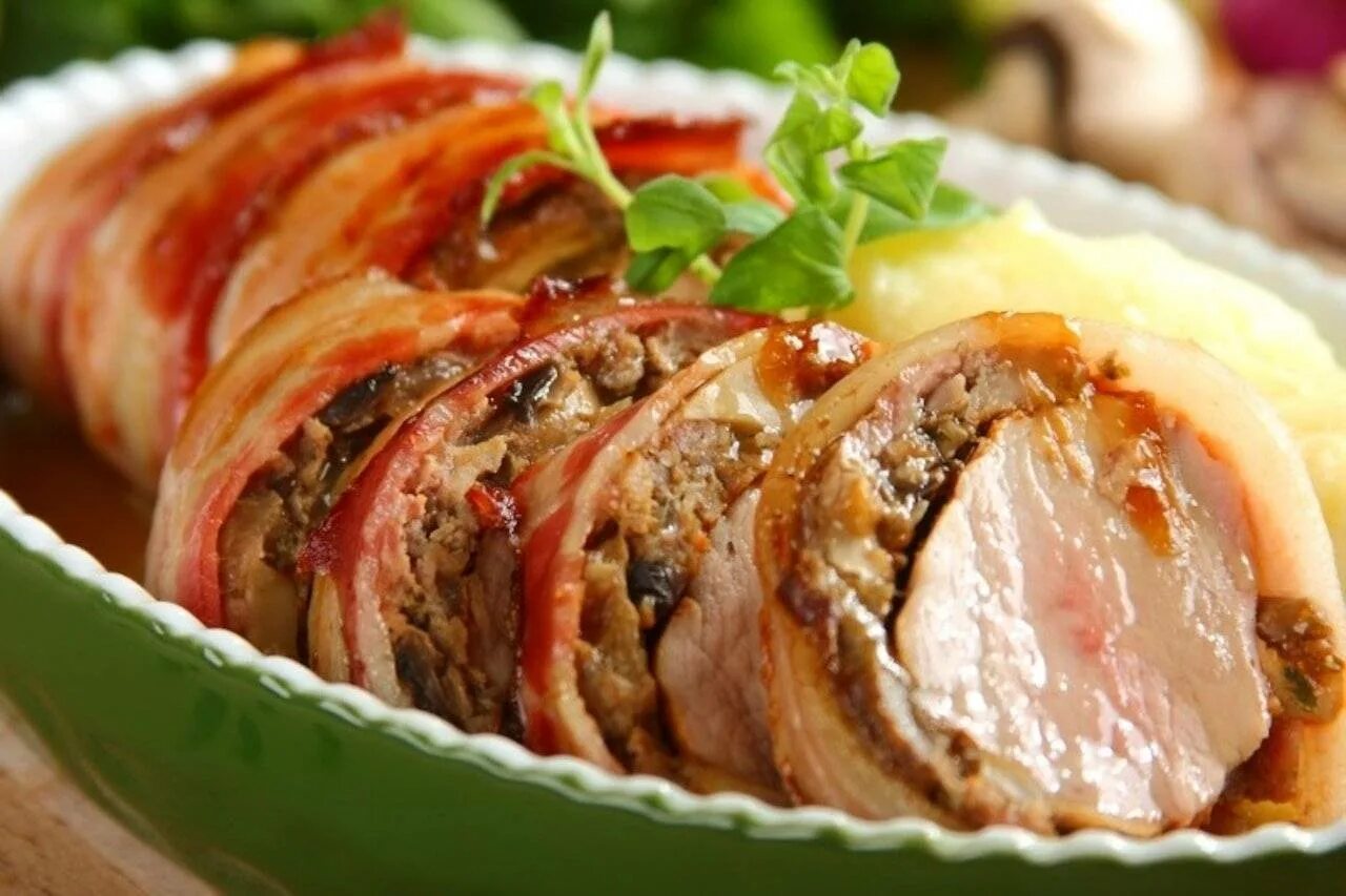 Мясо куском с сыром и помидорами