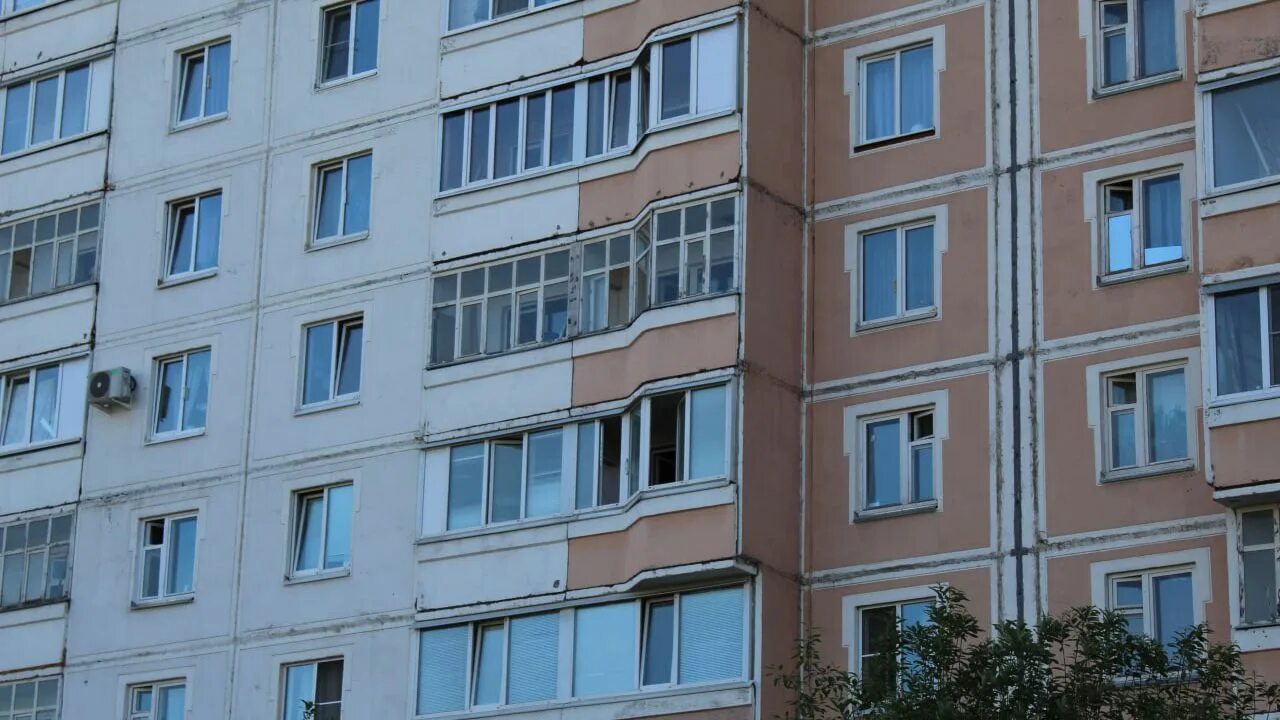 Краснодарские многоэтажки. Девушка выпала из окна екатеринбург. 14 летняя девочка выпала из окна. Российская 21 девочка выпала. В краснодаре выпала девушка.